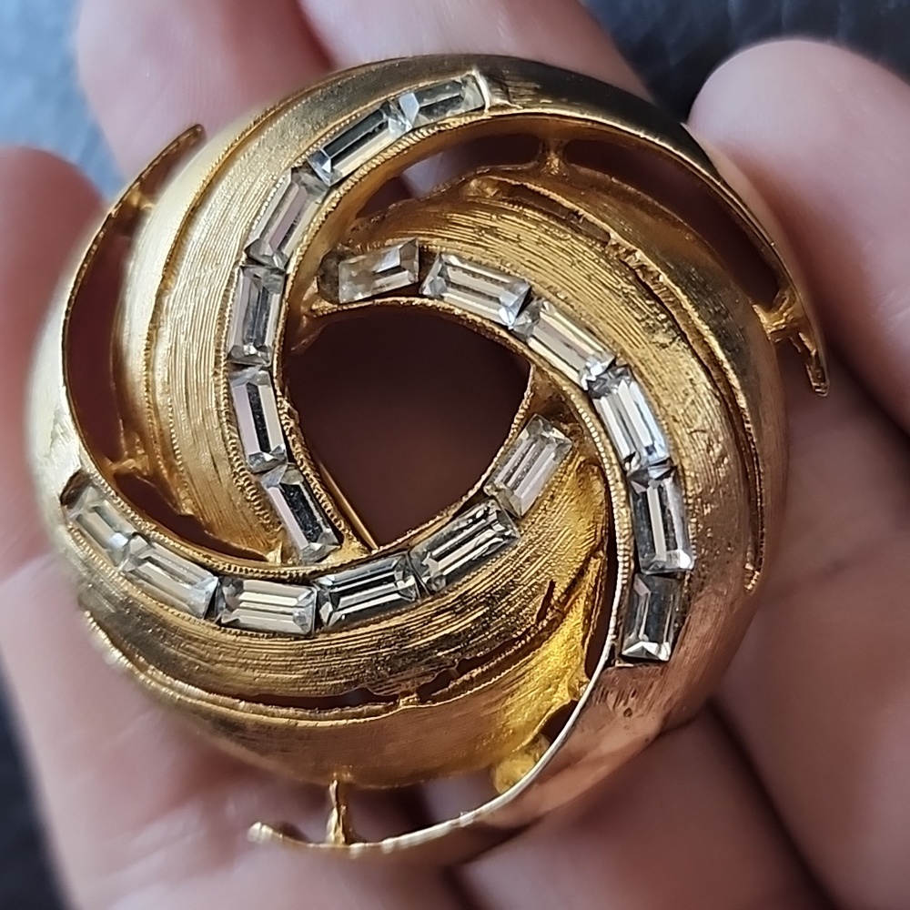 VTG PELL brooch